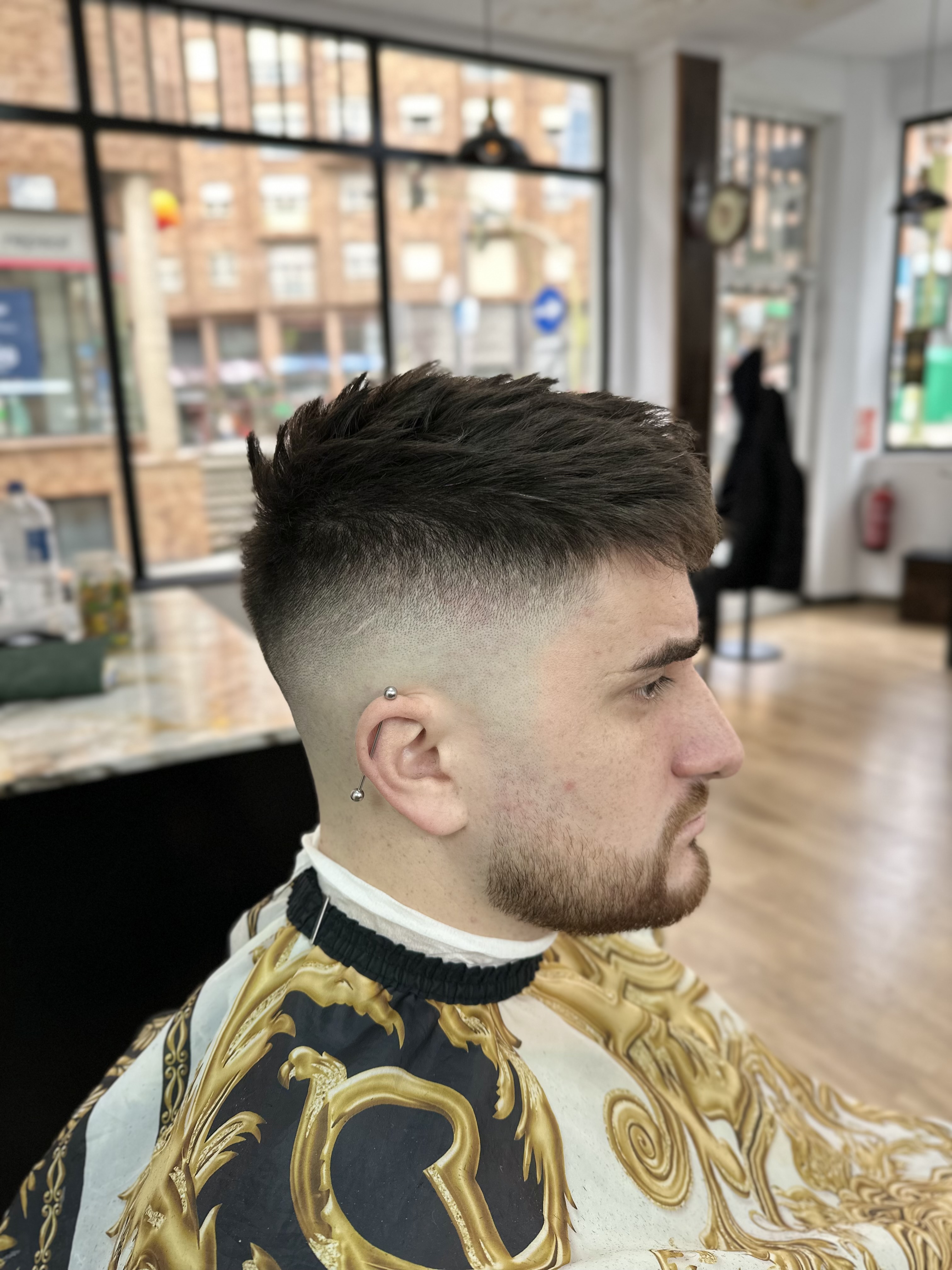 Skin fade con textura y arreglo de barba